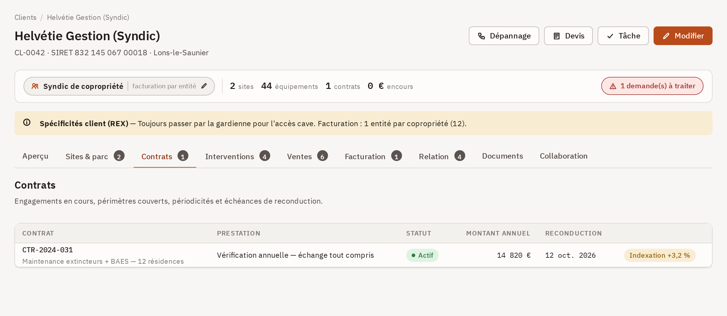 Onglet Contrats d'une fiche client : le tableau des contrats avec leur prestation, leur montant annuel, leur reconduction et les puces d'indexation et de préavis.