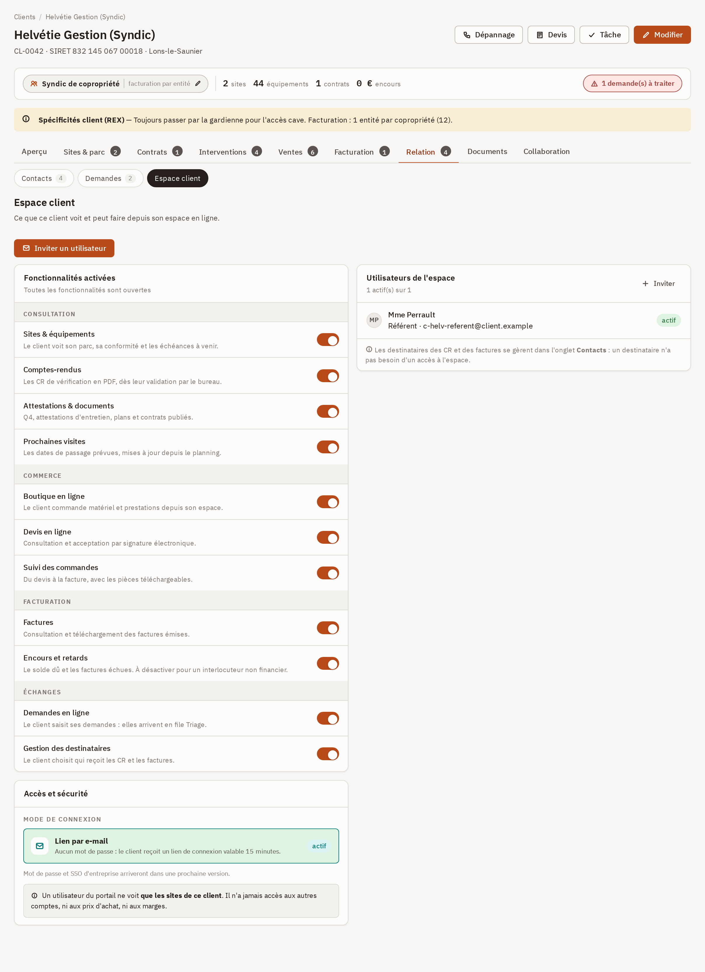 Sous-onglet Espace client : les fonctionnalités activées par groupe, la carte Accès et sécurité et les utilisateurs de l'espace.